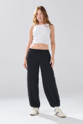 Pantalón negro balloon cargo tiro medio con bota ancha
