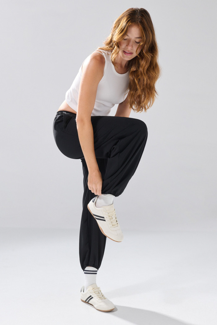 Pantalón negro balloon cargo tiro medio con bota ancha
