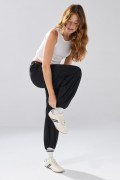 Pantalón negro balloon cargo tiro medio con bota ancha
