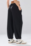 Pantalón negro balloon cargo tiro medio con bota ancha
