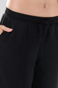 Pantalón negro balloon cargo tiro medio con bota ancha
