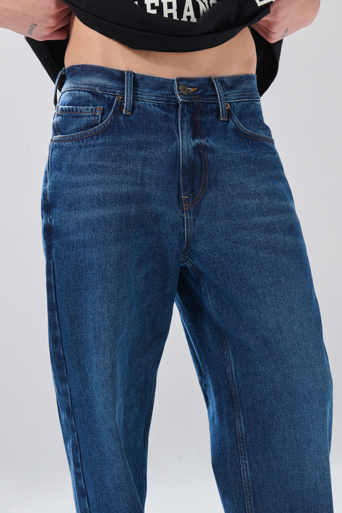 Jean baggy infaltables azul oscuro tiro medio con bota ancha