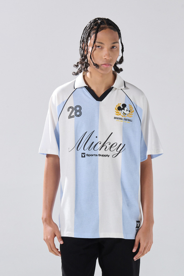 Camiseta crema a rayas con cuello polo y arte de Mickey
