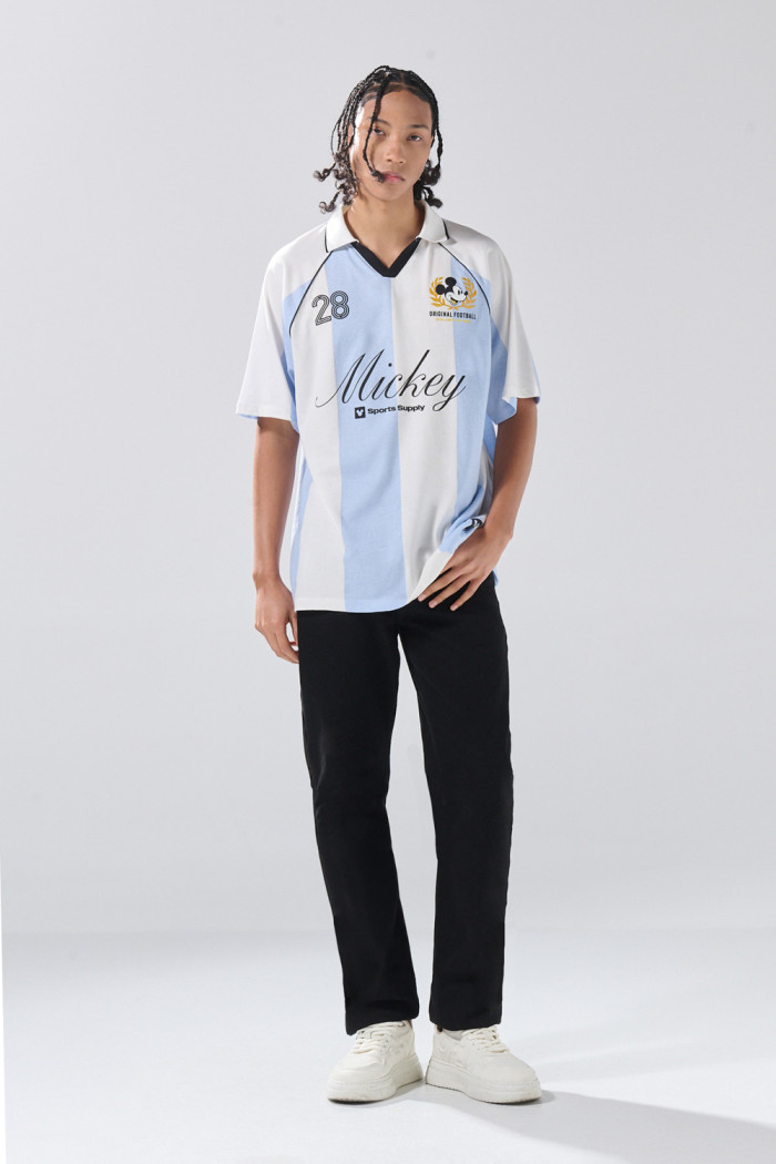 Camiseta crema a rayas con cuello polo y arte de Mickey

