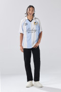 Camiseta crema a rayas con cuello polo y arte de Mickey
