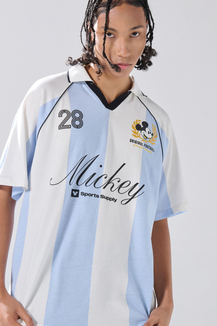 Camiseta crema a rayas con cuello polo y arte de Mickey
