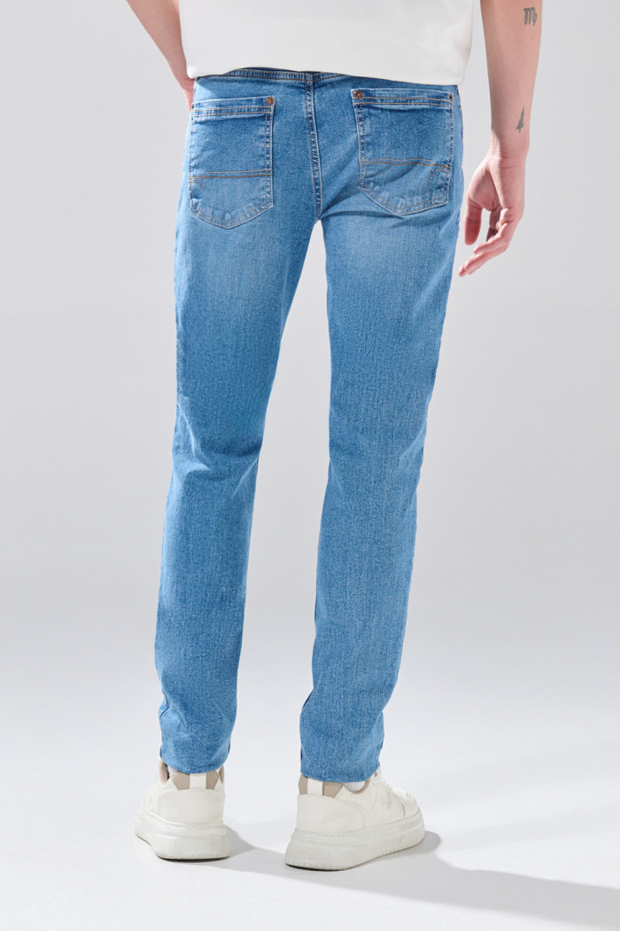 Jean azul medio skinny infaltables 5 bolsillos con tiro bajo
