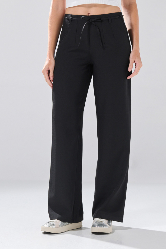 Pantalón negro palazzo con cinturón y bota ancha
