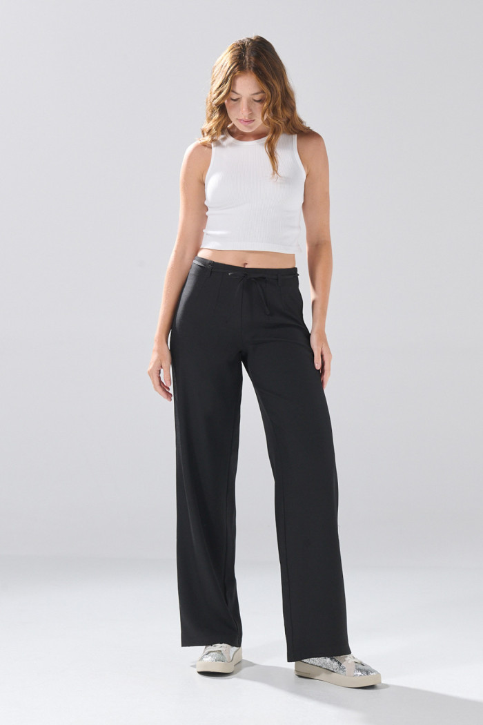 Pantalón negro palazzo con cinturón y bota ancha
