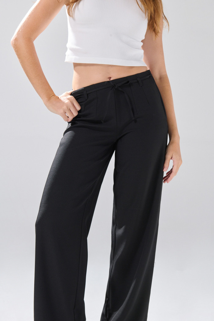 Pantalón negro palazzo con cinturón y bota ancha
