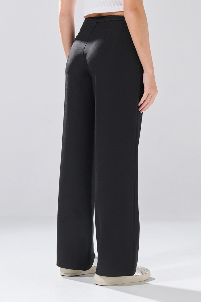 Pantalón negro palazzo con cinturón y bota ancha
