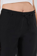 Pantalón negro palazzo con cinturón y bota ancha
