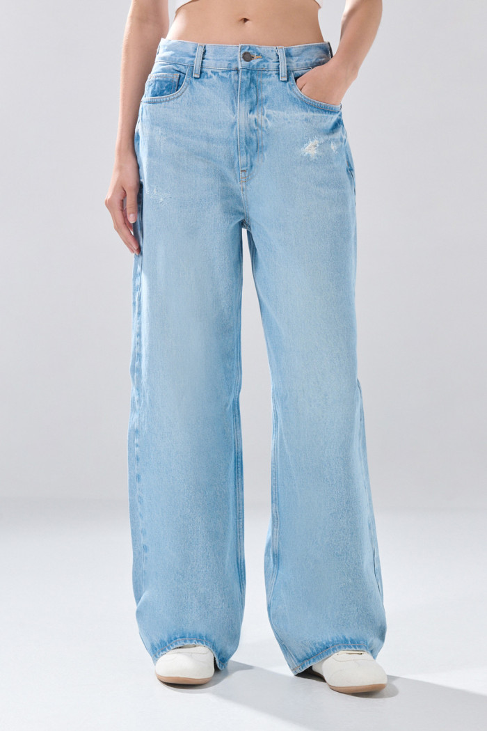 Jean azul claro baggy infaltables con bota ancha y tiro medio
