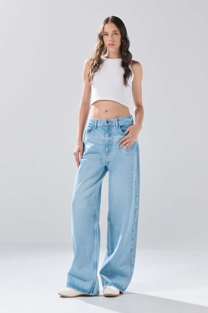 Jean azul claro baggy infaltables con bota ancha y tiro medio
