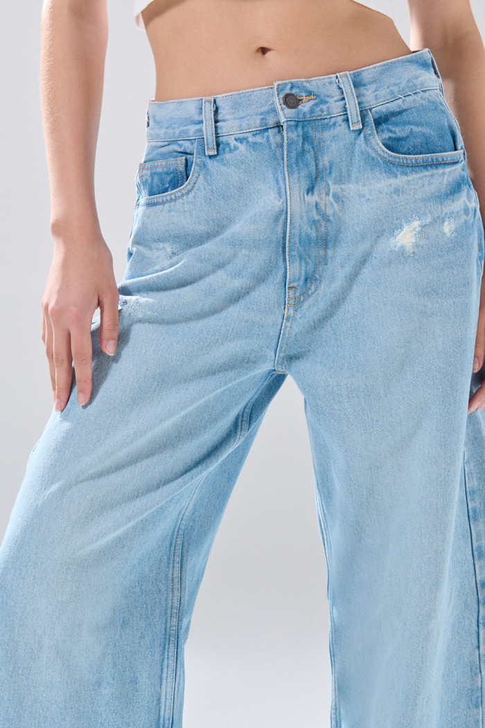Jean azul claro baggy infaltables con bota ancha y tiro medio
