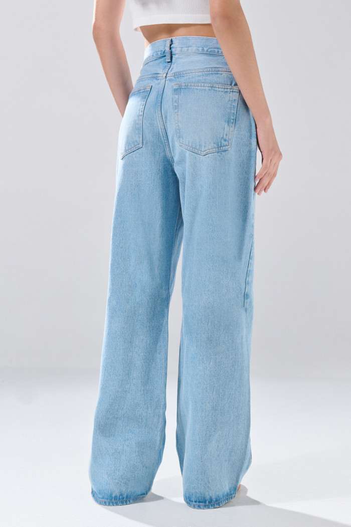 Jean azul claro baggy infaltables con bota ancha y tiro medio
