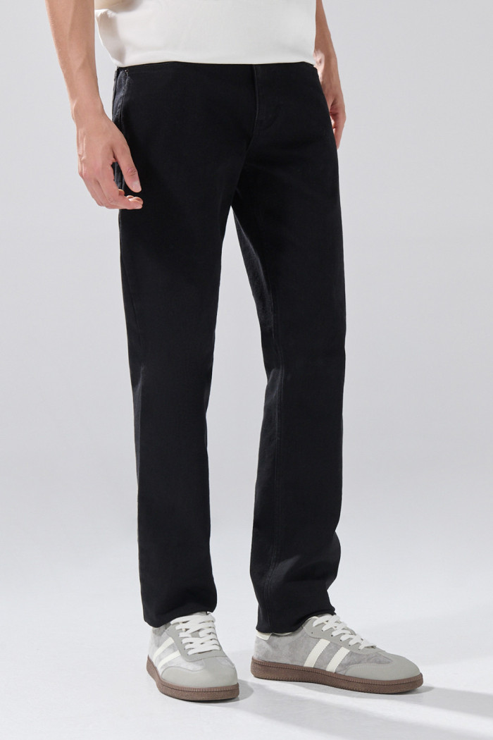Jean negro slim infaltables con bolsillos y tiro bajo
