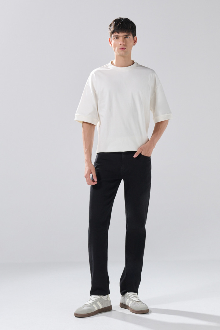 Jean negro slim infaltables con bolsillos y tiro bajo

