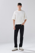 Jean negro slim infaltables con bolsillos y tiro bajo
