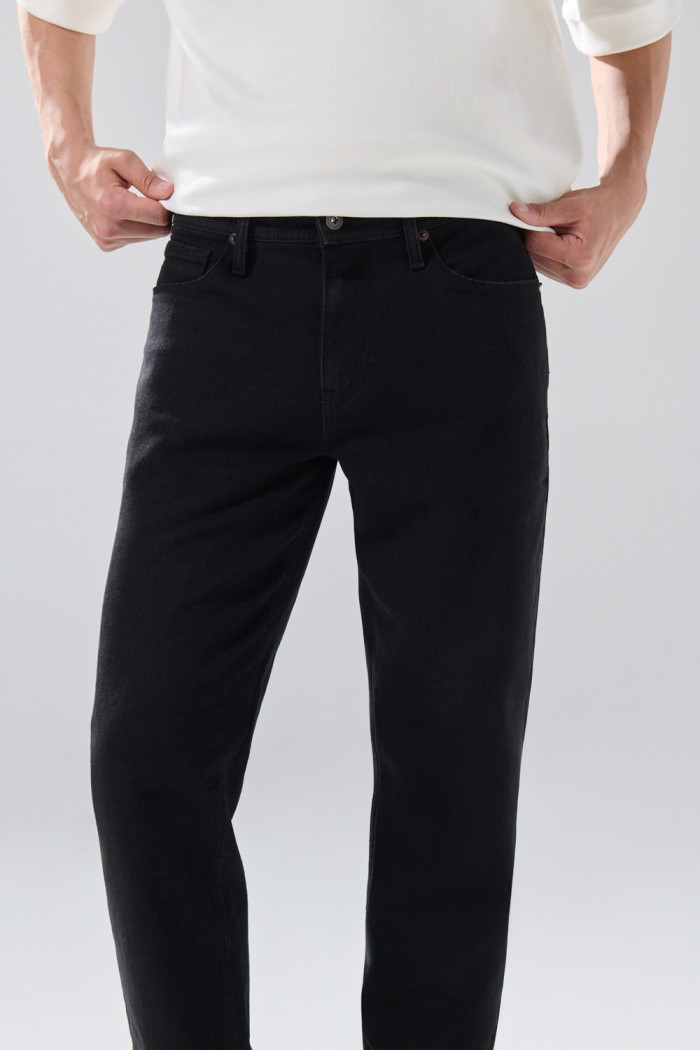 Jean negro slim infaltables con bolsillos y tiro bajo

