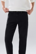 Jean negro slim infaltables con bolsillos y tiro bajo
