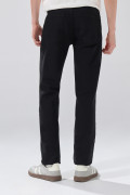 Jean negro slim infaltables con bolsillos y tiro bajo
