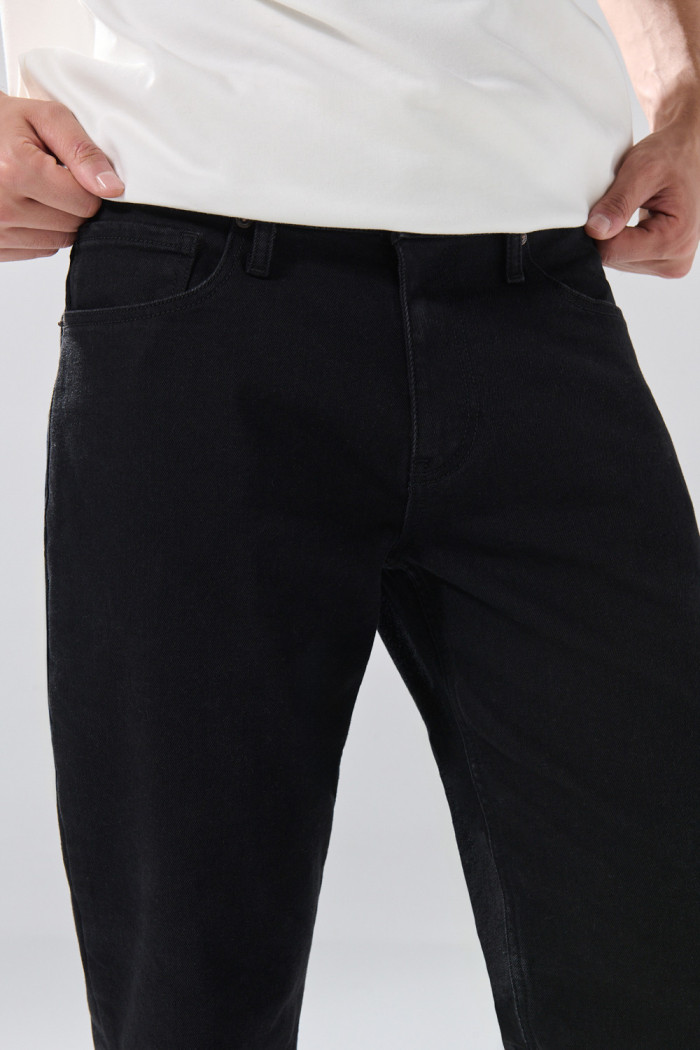 Jean negro slim infaltables con bolsillos y tiro bajo
