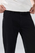 Jean negro slim infaltables con bolsillos y tiro bajo
