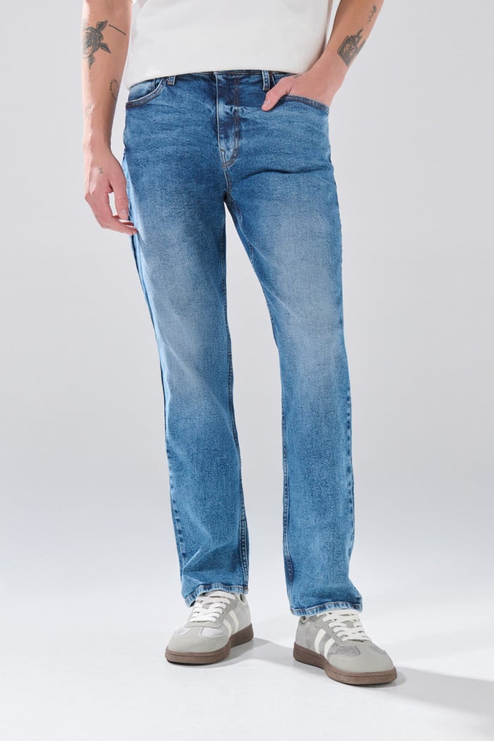 Jean azul medio straight leg infaltables con tiro bajo
