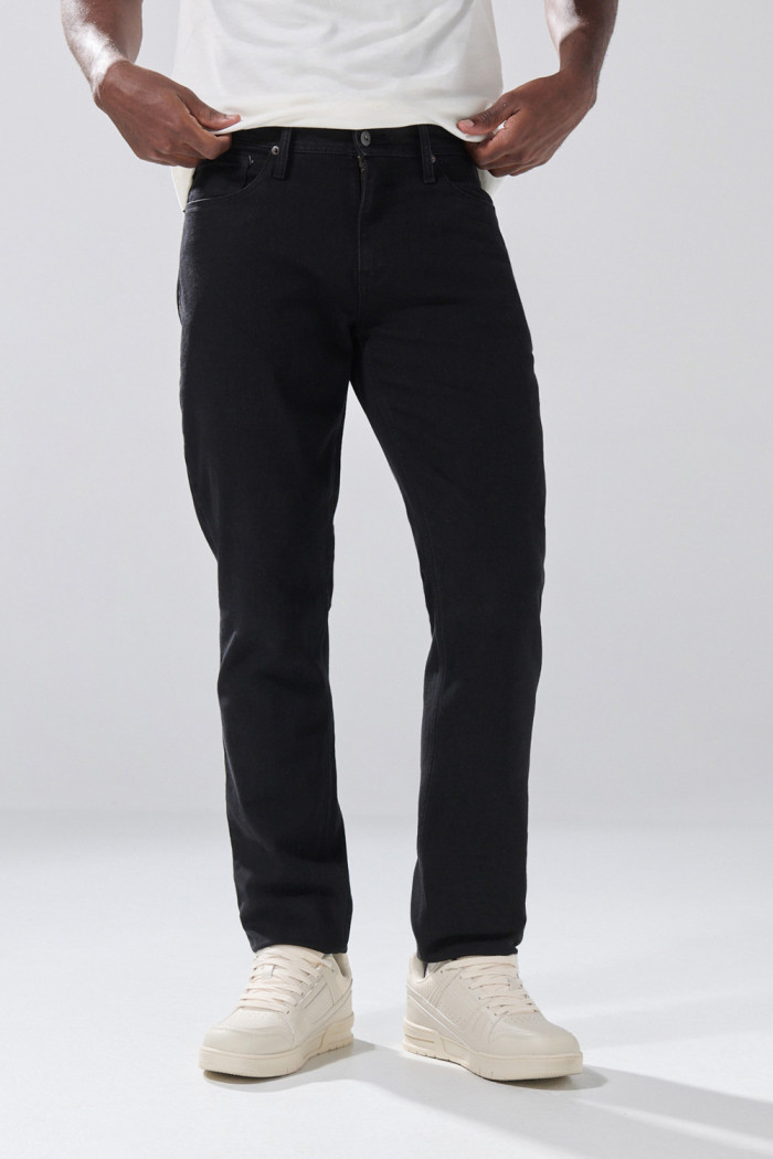 Jean negro slim infaltables con tiro bajo y 5 bolsillos
