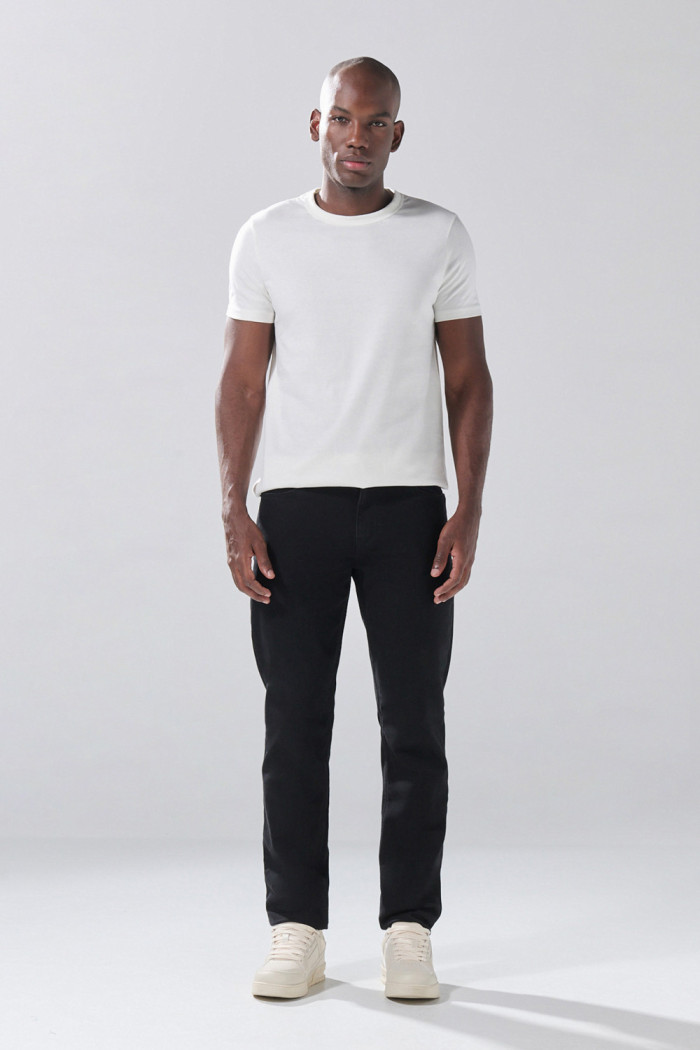 Jean negro slim infaltables con tiro bajo y 5 bolsillos
