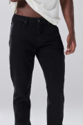 Jean negro slim infaltables con tiro bajo y 5 bolsillos
