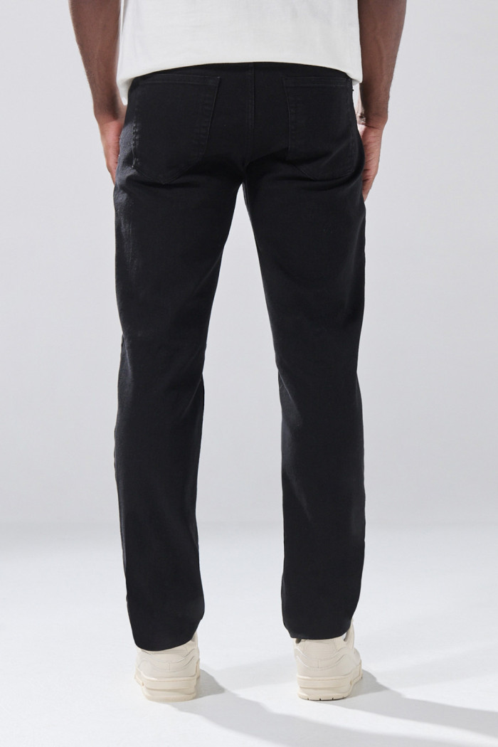 Jean negro slim infaltables con tiro bajo y 5 bolsillos
