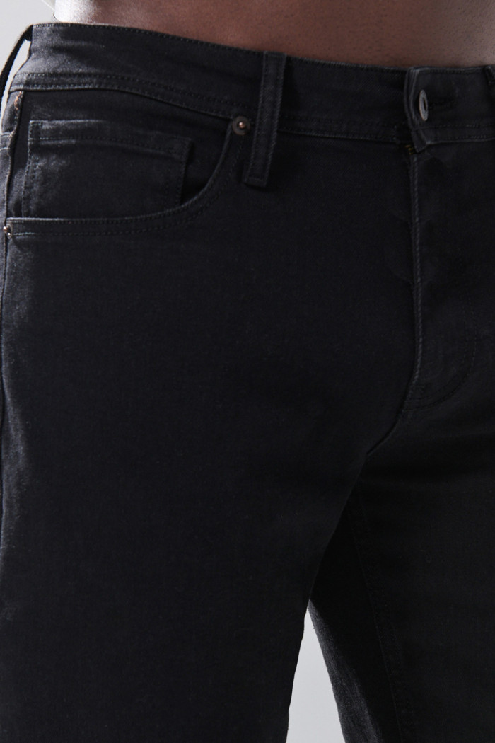 Jean negro slim infaltables con tiro bajo y 5 bolsillos
