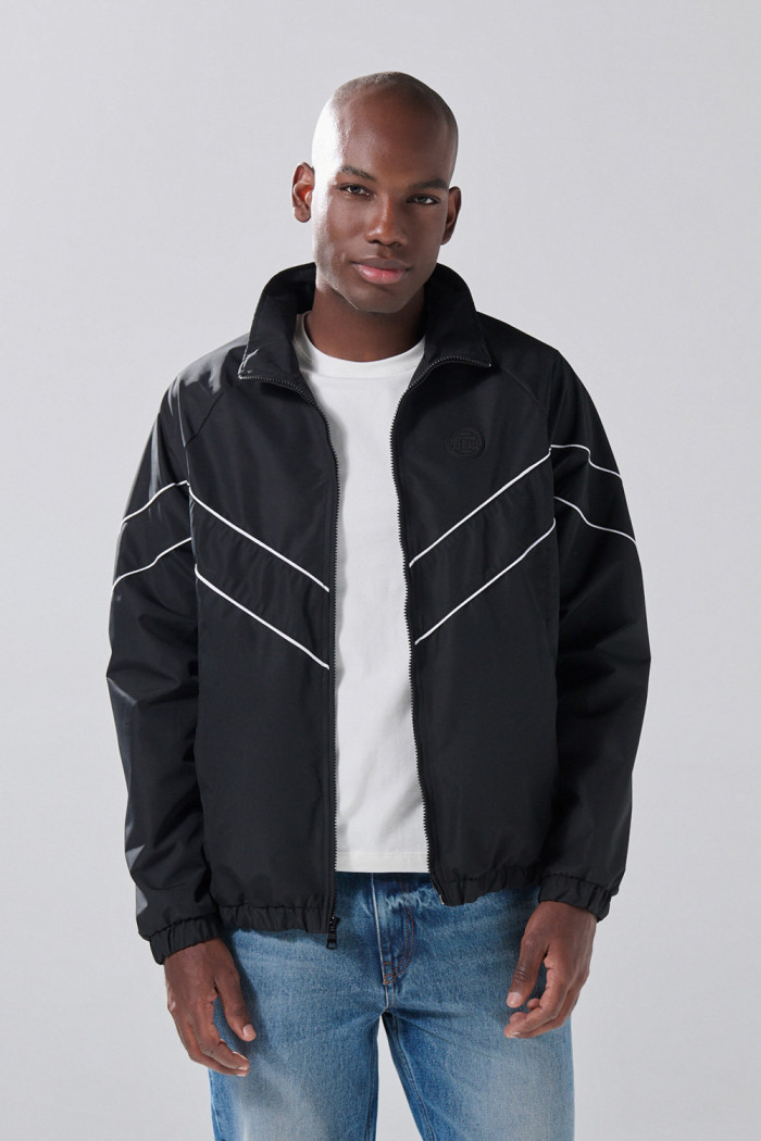 Chaqueta liviana negra con cuello alto y manga ranglan