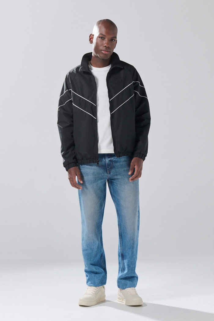 Chaqueta liviana negra con cuello alto y manga ranglan