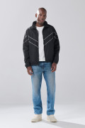 Chaqueta liviana negra con cuello alto y manga ranglan