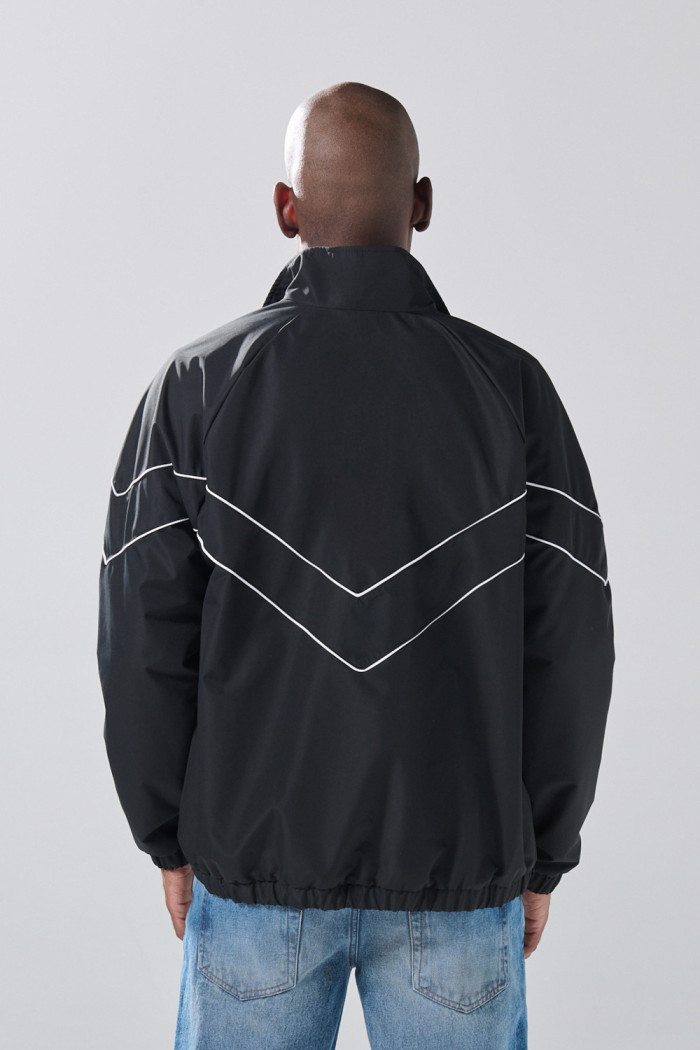 Chaqueta liviana negra con cuello alto y manga ranglan