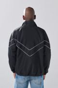 Chaqueta liviana negra con cuello alto y manga ranglan