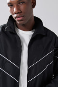 Chaqueta liviana negra con cuello alto y manga ranglan
