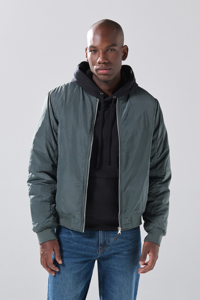 Chaqueta unicolor acolchada bomber con bolsillos