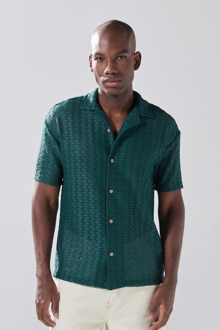 Camisa unicolor cuello resort con finas texturas 
