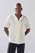 Camisa unicolor cuello resort con finas texturas 
