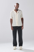 Camisa unicolor cuello resort con finas texturas 
