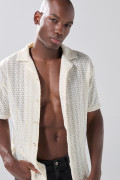 Camisa unicolor cuello resort con finas texturas 
