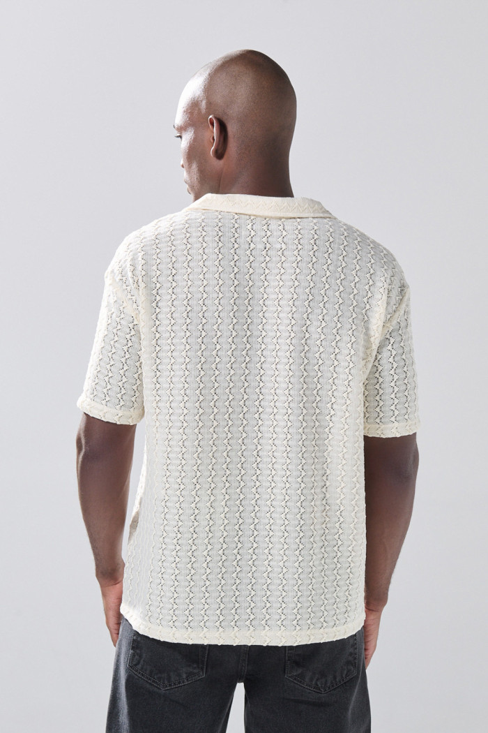 Camisa unicolor cuello resort con finas texturas 
