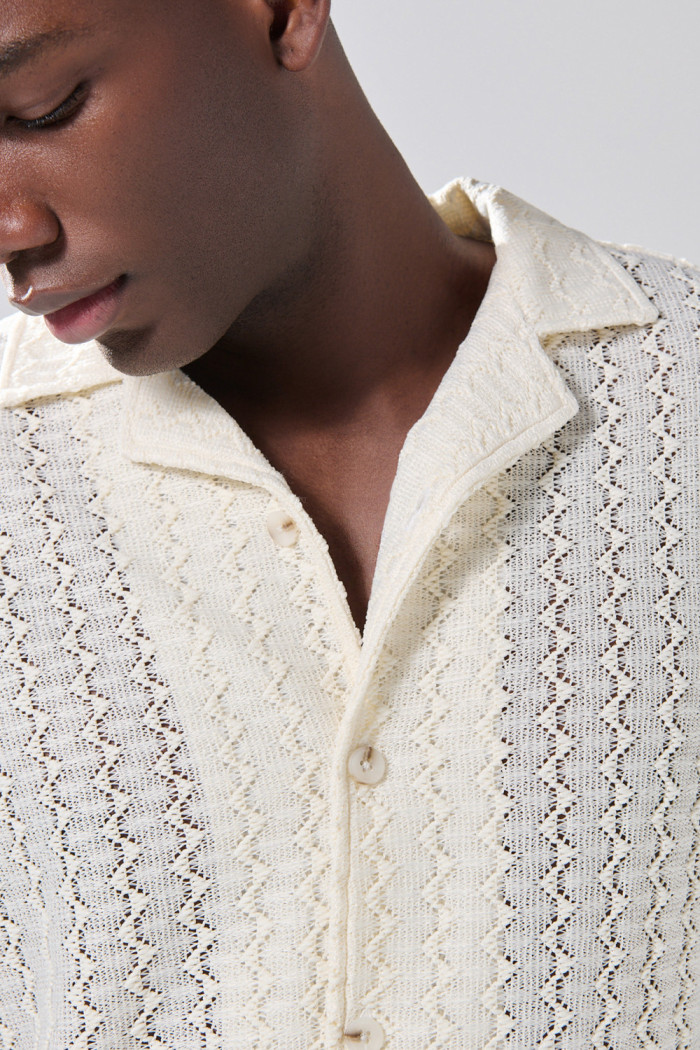 Camisa unicolor cuello resort con finas texturas 
