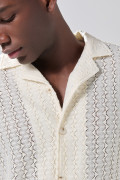 Camisa unicolor cuello resort con finas texturas 
