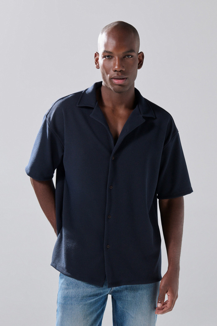 Camisa cuello resort azul oscura con texturas sutiles

