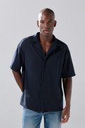 Camisa cuello resort azul oscura con texturas sutiles
